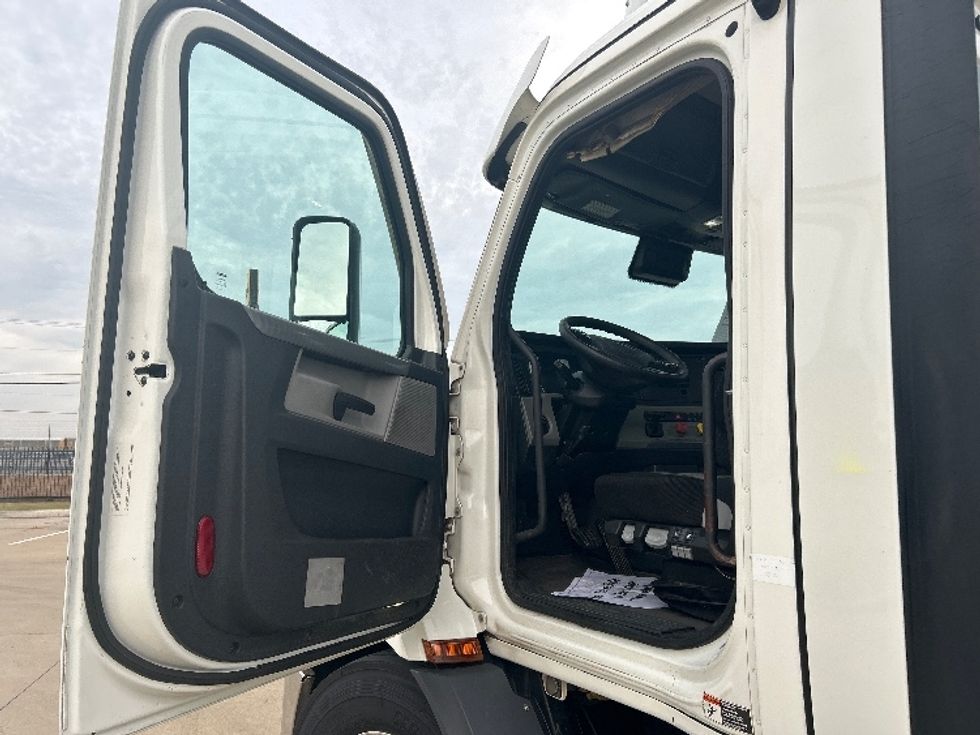 Day Cab Tractor-Heavy Duty Tractors-Freightliner-2021-T11664ST-Arlington-TX-440,537\n\t\tmiles-$ 55,250 - Image 9