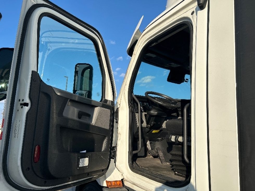 Day Cab Tractor-Heavy Duty Tractors-Freightliner-2021-T11664ST-Arlington-TX-443,825\n\t\tmiles-$ 54,250 - Image 9