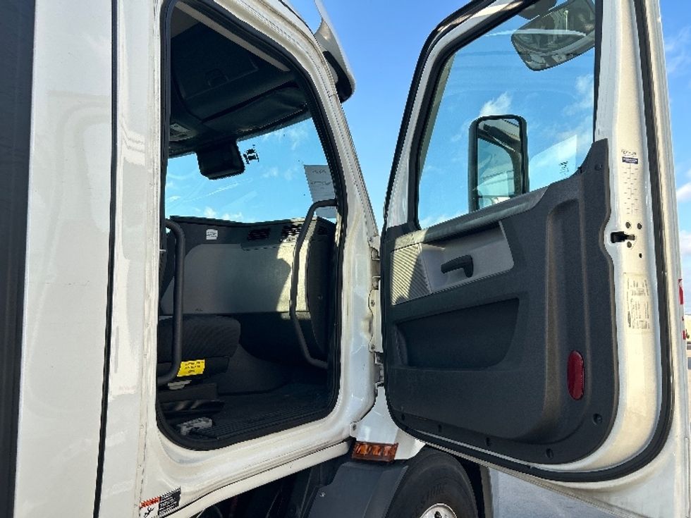 Day Cab Tractor-Heavy Duty Tractors-Freightliner-2021-T11664ST-Arlington-TX-443,825\n\t\tmiles-$ 55,000 - Image 12