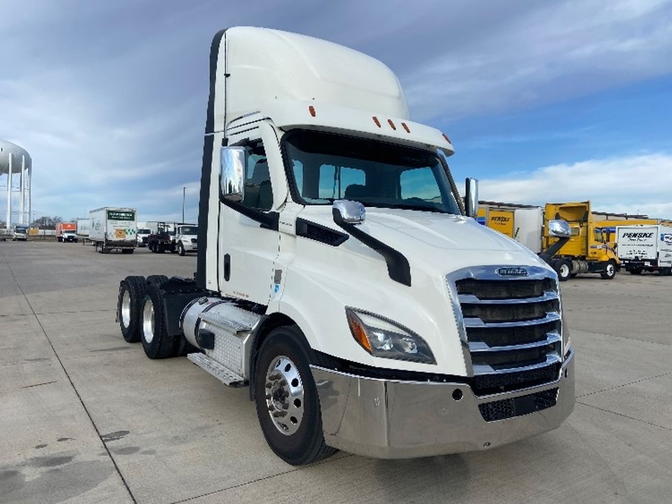 Day Cab Tractor-Heavy Duty Tractors-Freightliner-2021-T11664ST-Arlington-TX-471,249\n\t\tmiles-$ 52,250 - Image 1