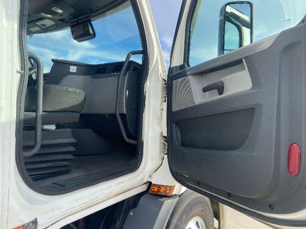 Day Cab Tractor-Heavy Duty Tractors-Freightliner-2021-T11664ST-Arlington-TX-471,249\n\t\tmiles-$ 52,250 - Image 11