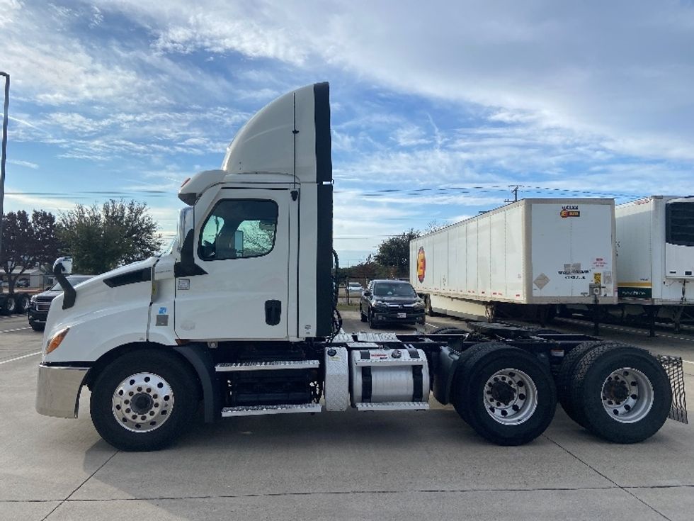 Day Cab Tractor-Heavy Duty Tractors-Freightliner-2021-T11664ST-Arlington-TX-471,249\n\t\tmiles-$ 52,250 - Image 4