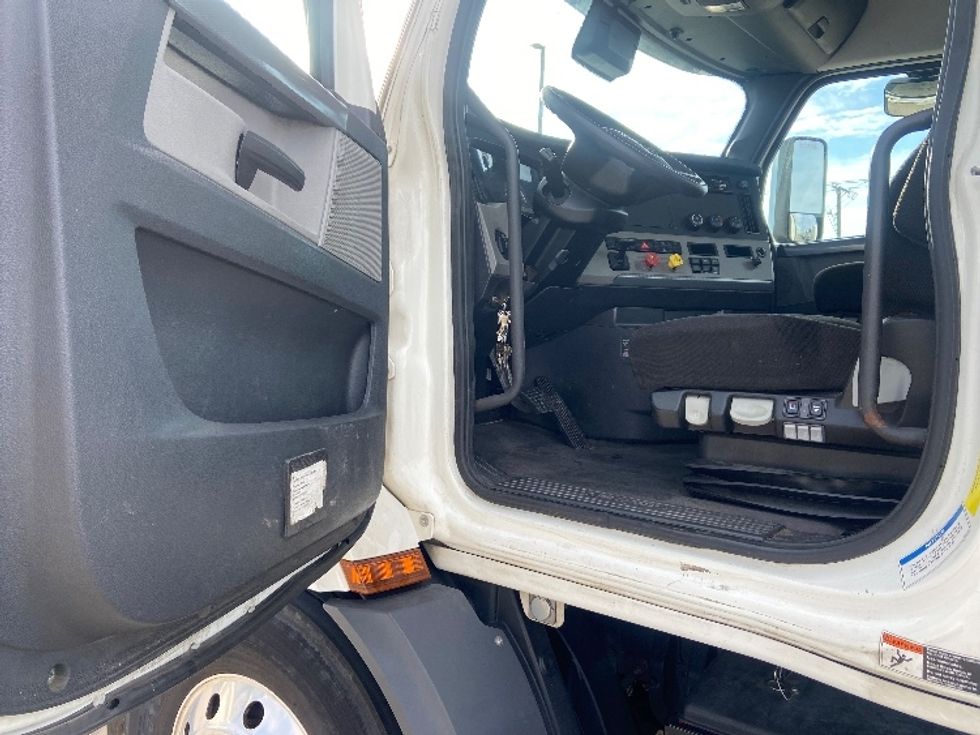 Day Cab Tractor-Heavy Duty Tractors-Freightliner-2021-T11664ST-Arlington-TX-471,249\n\t\tmiles-$ 52,250 - Image 9