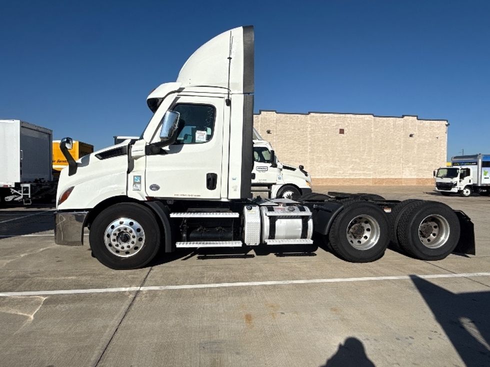 Day Cab Tractor-Heavy Duty Tractors-Freightliner-2021-T11664ST-Arlington-TX-472,511\n\t\tmiles-$ 52,000 - Image 4