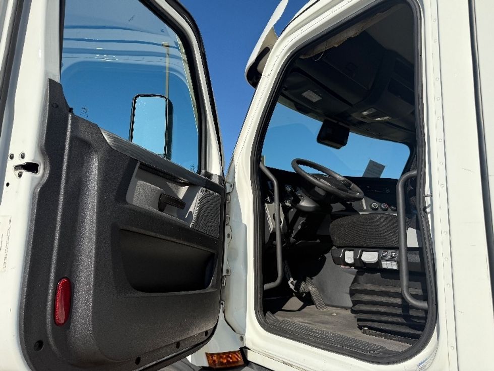 Day Cab Tractor-Heavy Duty Tractors-Freightliner-2021-T11664ST-Arlington-TX-472,511\n\t\tmiles-$ 52,000 - Image 9