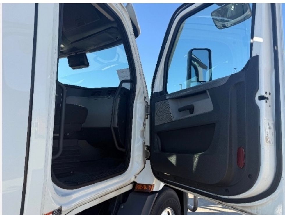 Day Cab Tractor-Heavy Duty Tractors-Freightliner-2021-T11664ST-Arlington-TX-504,161\n\t\tmiles-$ 48,750 - Image 12