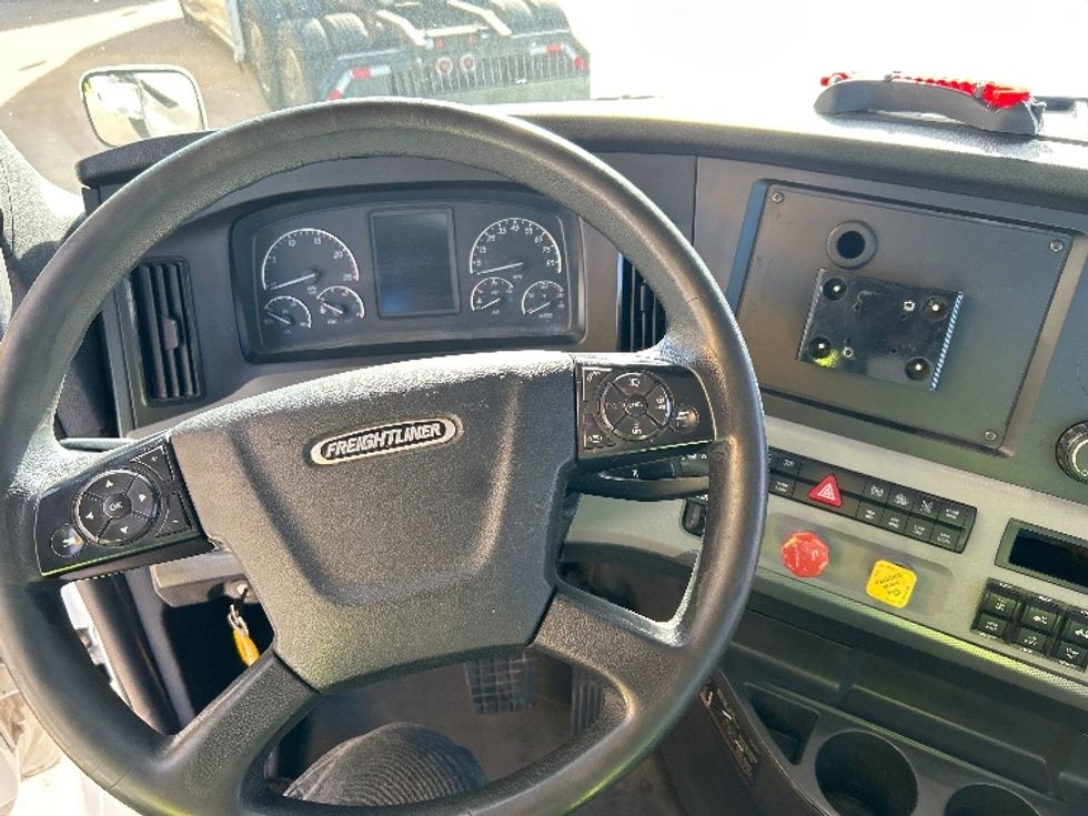 Day Cab Tractor-Heavy Duty Tractors-Freightliner-2021-T11664ST-Arlington-TX-511,443\n\t\tmiles-$ 47,750 - Image 11