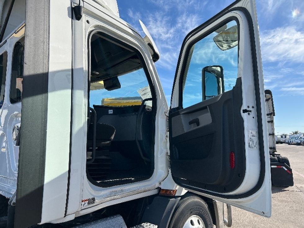 Day Cab Tractor-Heavy Duty Tractors-Freightliner-2021-T11664ST-Arlington-TX-511,443\n\t\tmiles-$ 47,750 - Image 12