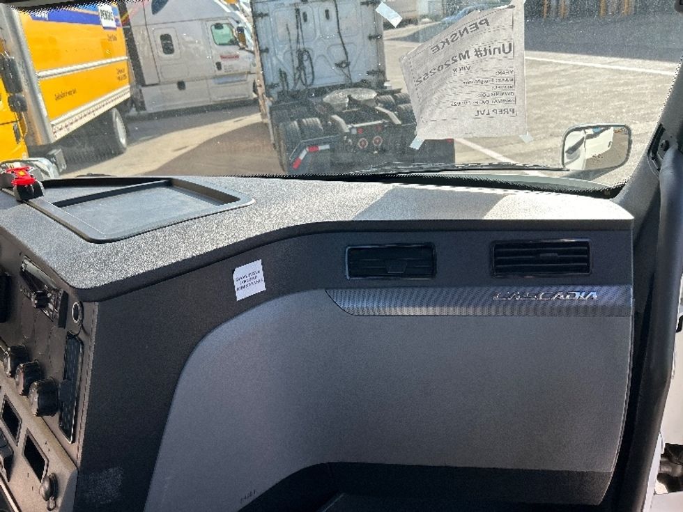 Day Cab Tractor-Heavy Duty Tractors-Freightliner-2021-T11664ST-Arlington-TX-511,443\n\t\tmiles-$ 47,750 - Image 13