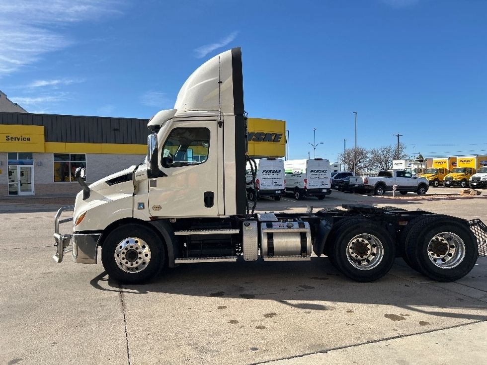 Day Cab Tractor-Heavy Duty Tractors-Freightliner-2021-T11664ST-Arlington-TX-511,443\n\t\tmiles-$ 47,750 - Image 4