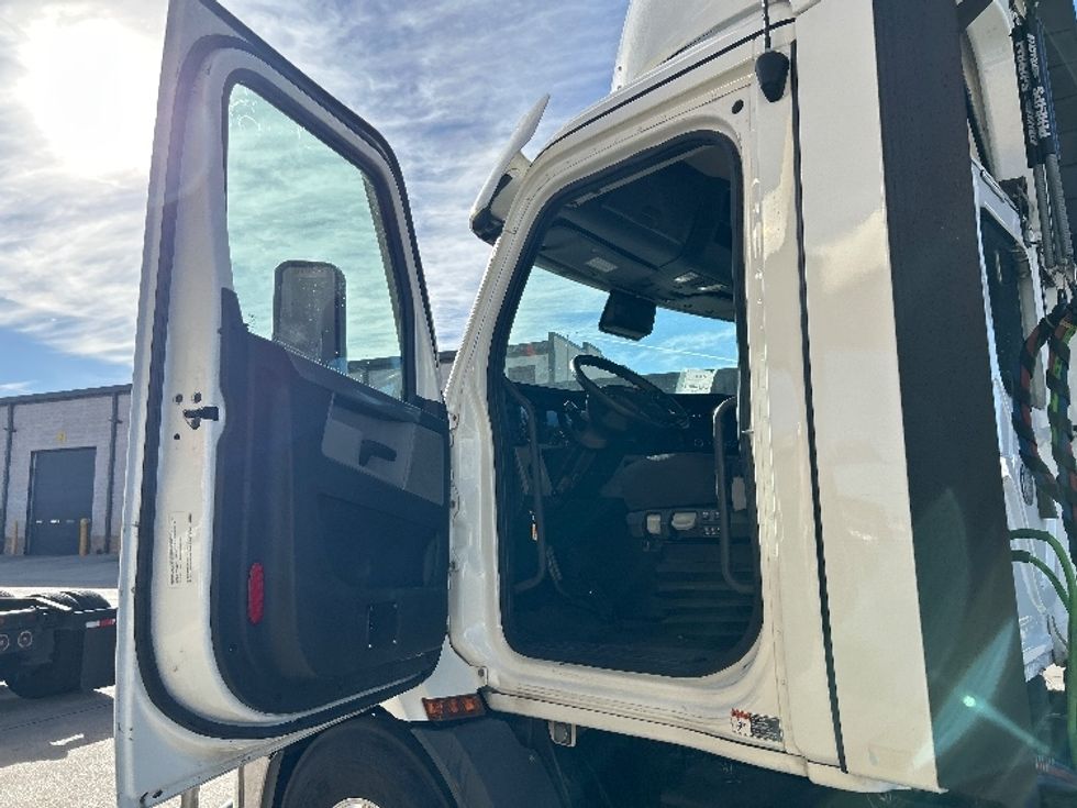 Day Cab Tractor-Heavy Duty Tractors-Freightliner-2021-T11664ST-Arlington-TX-511,443\n\t\tmiles-$ 47,750 - Image 9
