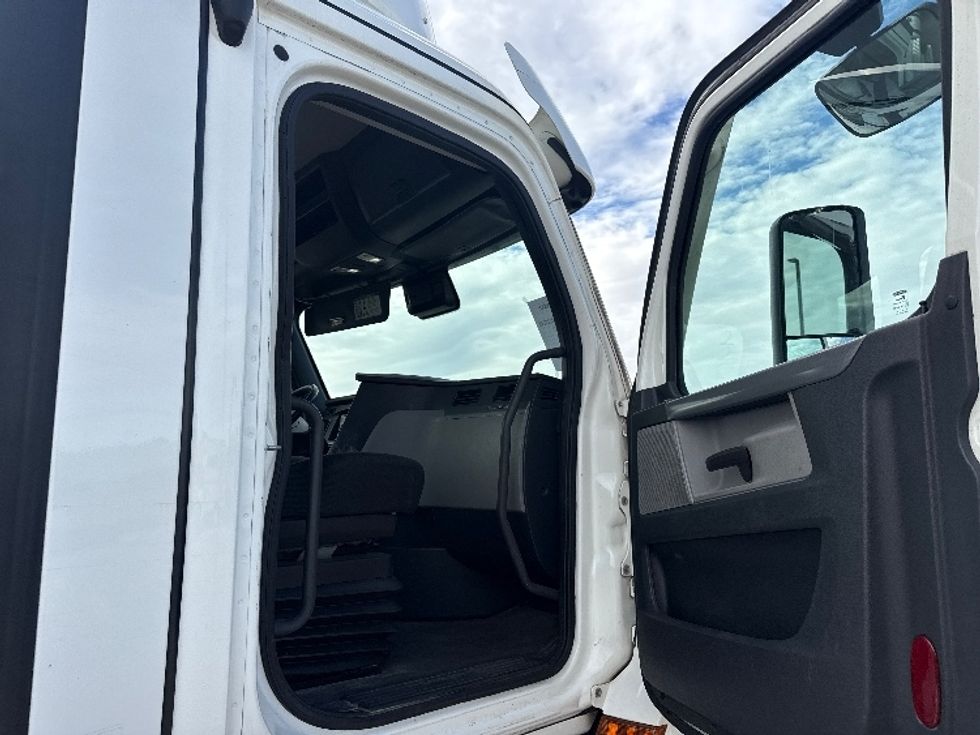 Day Cab Tractor-Heavy Duty Tractors-Freightliner-2021-T11664ST-Arlington-TX-515,519\n\t\tmiles-$ 47,500 - Image 12