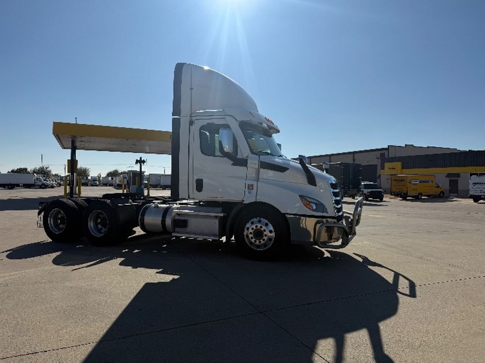 Day Cab Tractor-Heavy Duty Tractors-Freightliner-2021-T11664ST-Arlington-TX-533,922\n\t\tmiles-$ 45,500 - Image 1