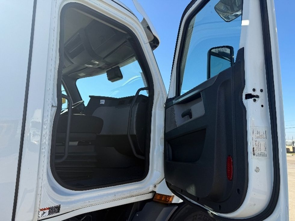 Day Cab Tractor-Heavy Duty Tractors-Freightliner-2021-T11664ST-Arlington-TX-533,922\n\t\tmiles-$ 45,500 - Image 12