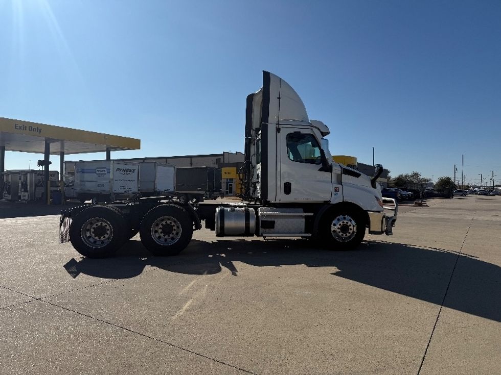 Day Cab Tractor-Heavy Duty Tractors-Freightliner-2021-T11664ST-Arlington-TX-533,922\n\t\tmiles-$ 45,500 - Image 8