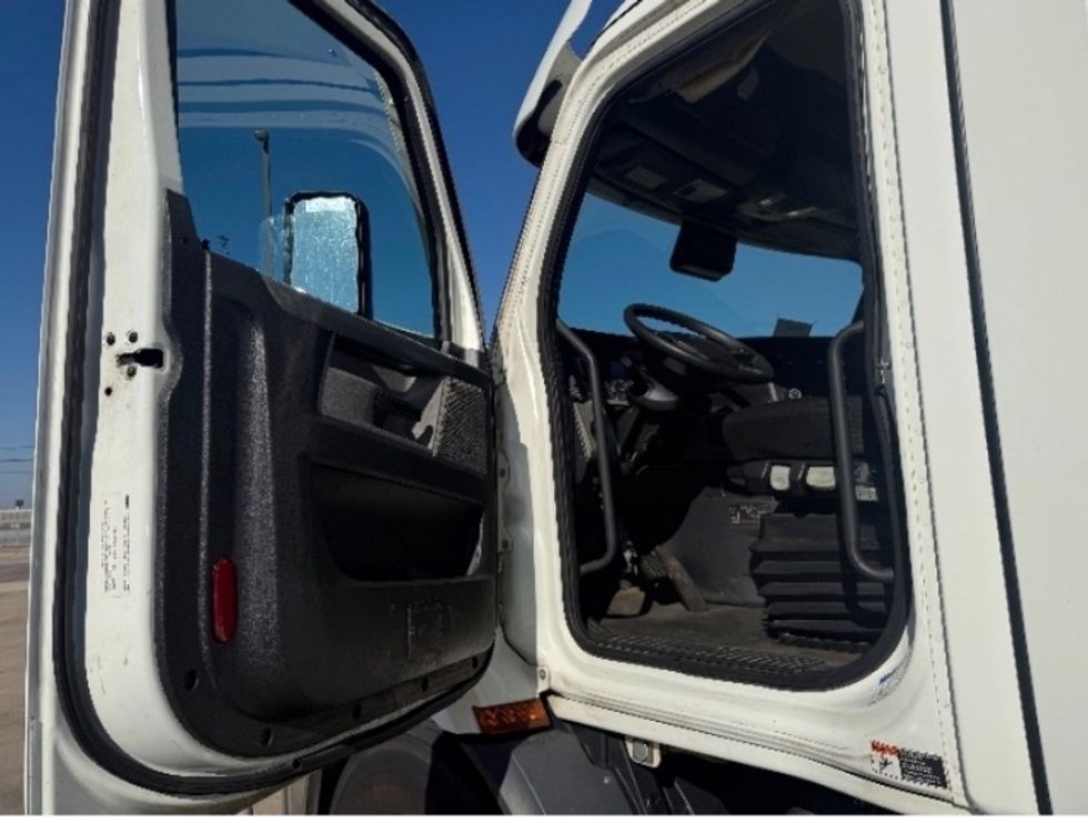 Day Cab Tractor-Heavy Duty Tractors-Freightliner-2021-T11664ST-Arlington-TX-533,922\n\t\tmiles-$ 45,500 - Image 9