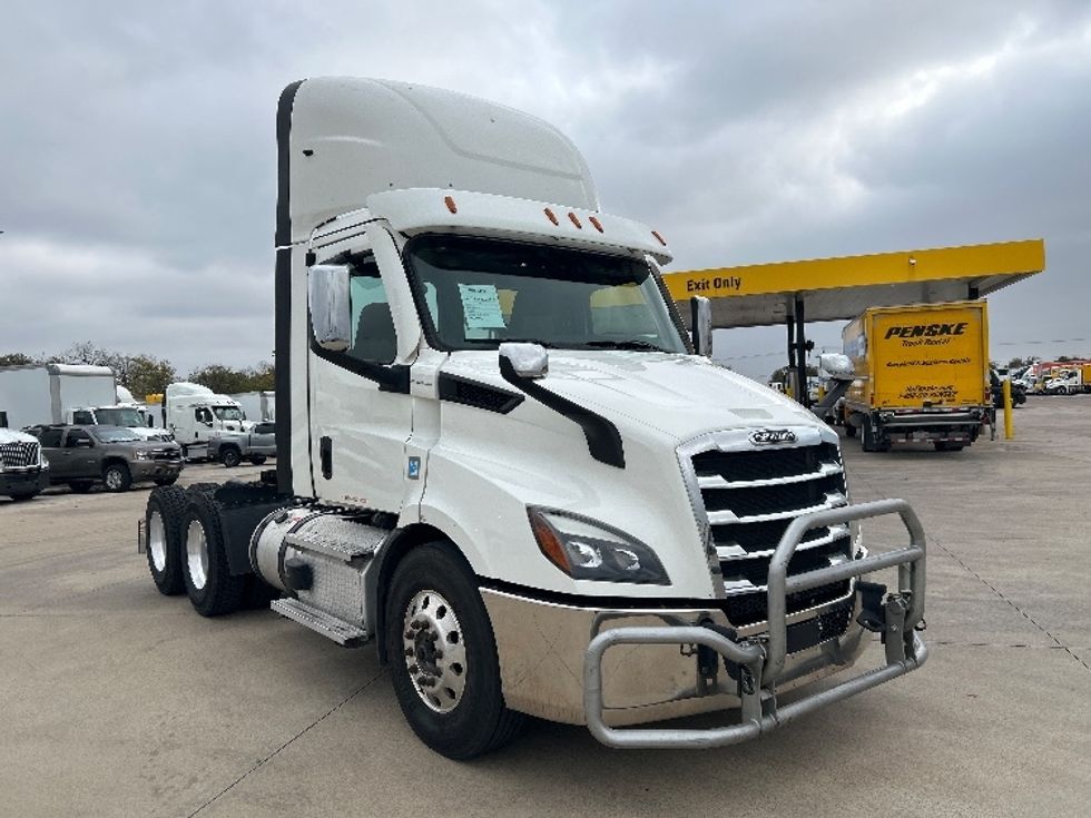 Day Cab Tractor-Heavy Duty Tractors-Freightliner-2021-T11664ST-Arlington-TX-537,337\n\t\tmiles-$ 45,000 - Image 1