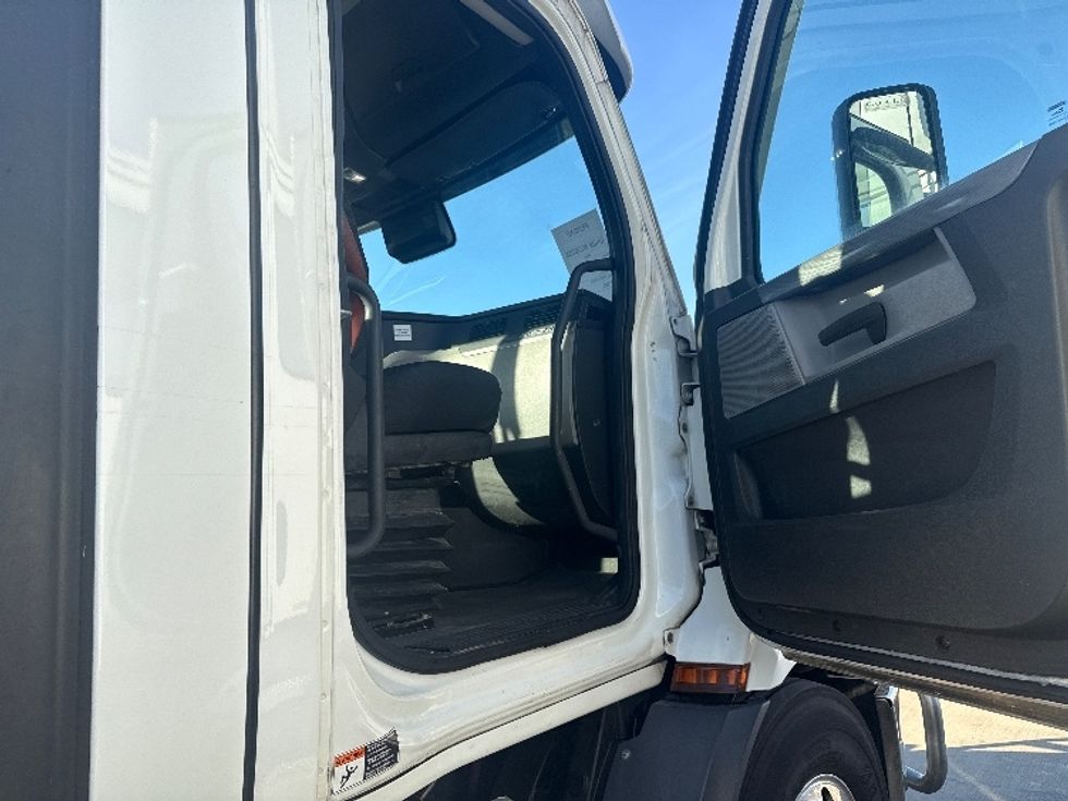 Day Cab Tractor-Heavy Duty Tractors-Freightliner-2021-T11664ST-Arlington-TX-537,337\n\t\tmiles-$ 45,000 - Image 12