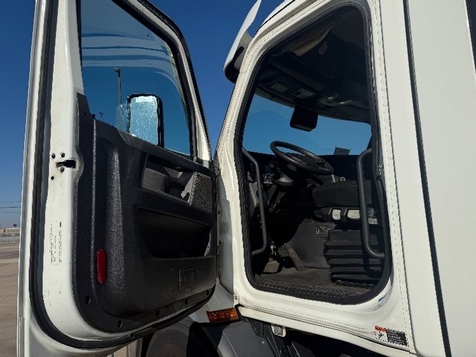 Day Cab Tractor-Heavy Duty Tractors-Freightliner-2021-T11664ST-Arlington-TX-537,715\n\t\tmiles-$ 45,000 - Image 9