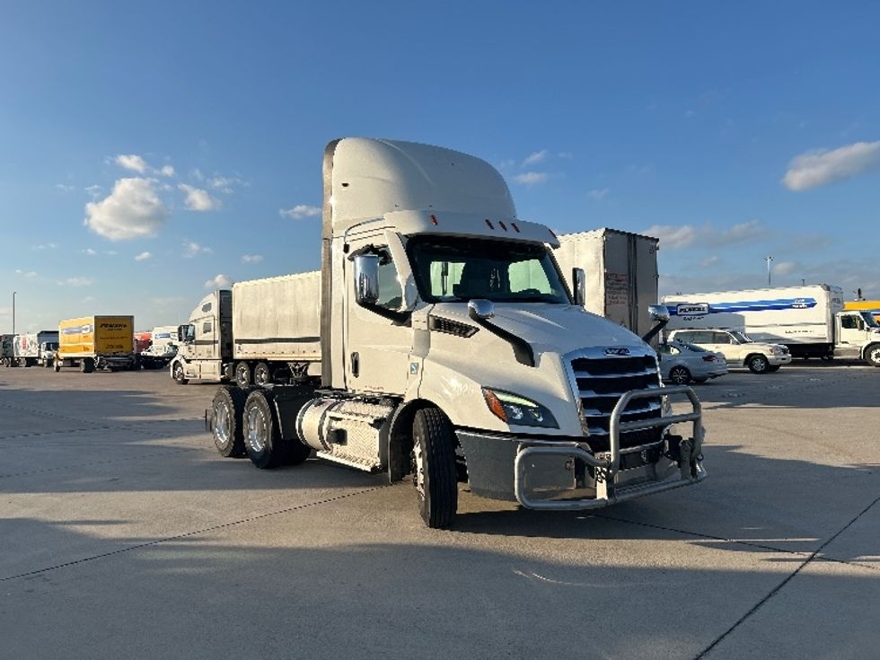 Day Cab Tractor-Heavy Duty Tractors-Freightliner-2021-T11664ST-Arlington-TX-545,120\n\t\tmiles-$ 44,250 - Image 1