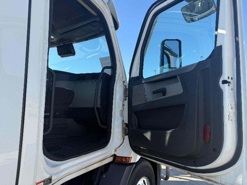 Day Cab Tractor-Heavy Duty Tractors-Freightliner-2021-T11664ST-Arlington-TX-545,120\n\t\tmiles-$ 44,250 - Image 12