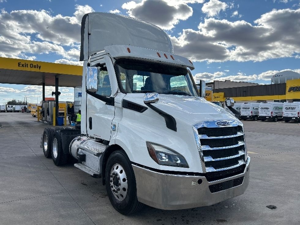 Day Cab Tractor-Heavy Duty Tractors-Freightliner-2021-T11664ST-Arlington-TX-545,671\n\t\tmiles-$ 44,000 - Image 1
