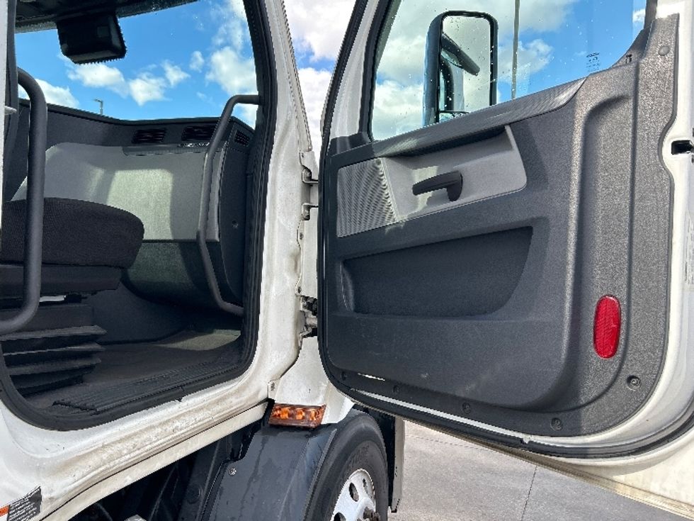 Day Cab Tractor-Heavy Duty Tractors-Freightliner-2021-T11664ST-Arlington-TX-545,671\n\t\tmiles-$ 44,000 - Image 12