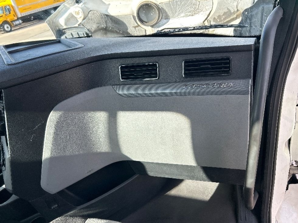 Day Cab Tractor-Heavy Duty Tractors-Freightliner-2021-T11664ST-Arlington-TX-545,671\n\t\tmiles-$ 44,000 - Image 13