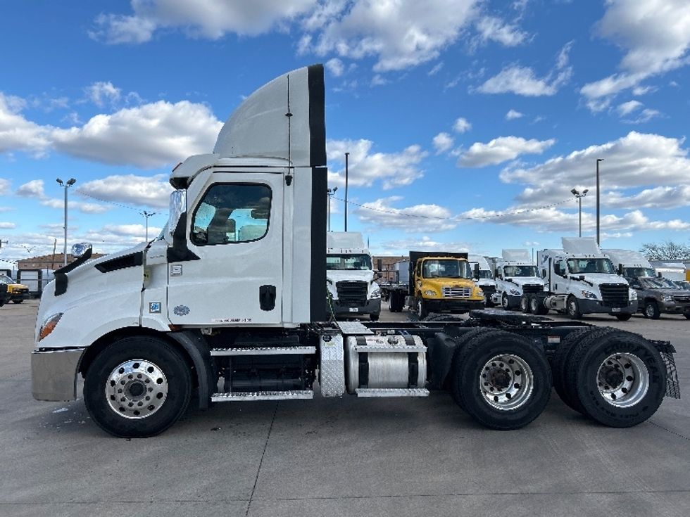 Day Cab Tractor-Heavy Duty Tractors-Freightliner-2021-T11664ST-Arlington-TX-545,671\n\t\tmiles-$ 44,000 - Image 4