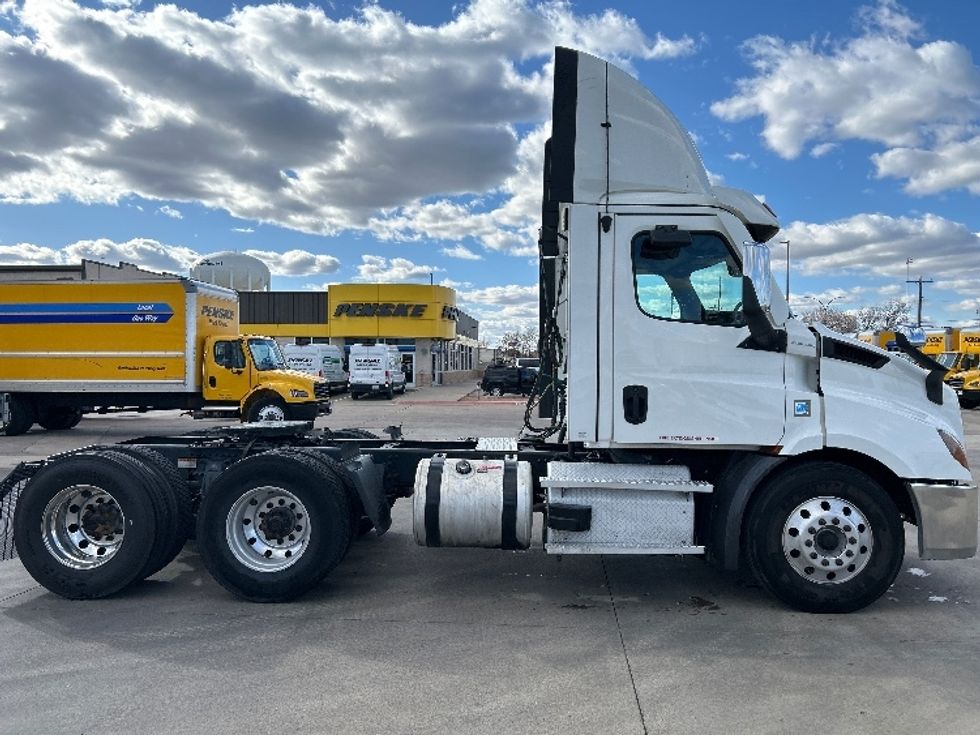 Day Cab Tractor-Heavy Duty Tractors-Freightliner-2021-T11664ST-Arlington-TX-545,671\n\t\tmiles-$ 44,000 - Image 8