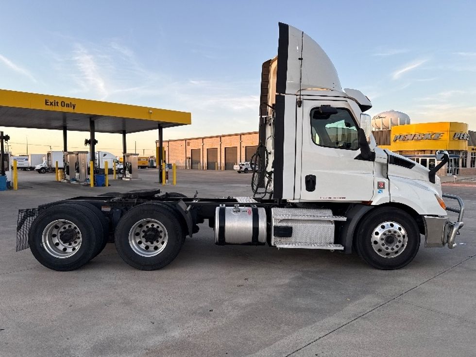 Day Cab Tractor-Heavy Duty Tractors-Freightliner-2021-T11664ST-Arlington-TX-583,746\n\t\tmiles-$ 40,000 - Image 1