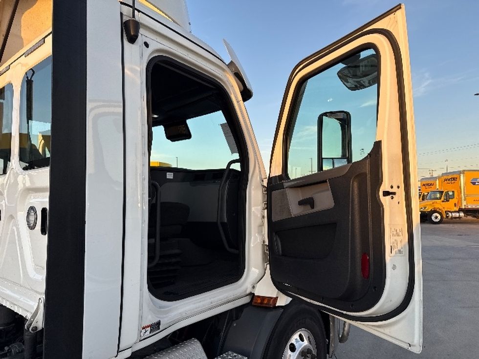 Day Cab Tractor-Heavy Duty Tractors-Freightliner-2021-T11664ST-Arlington-TX-583,746\n\t\tmiles-$ 40,000 - Image 12