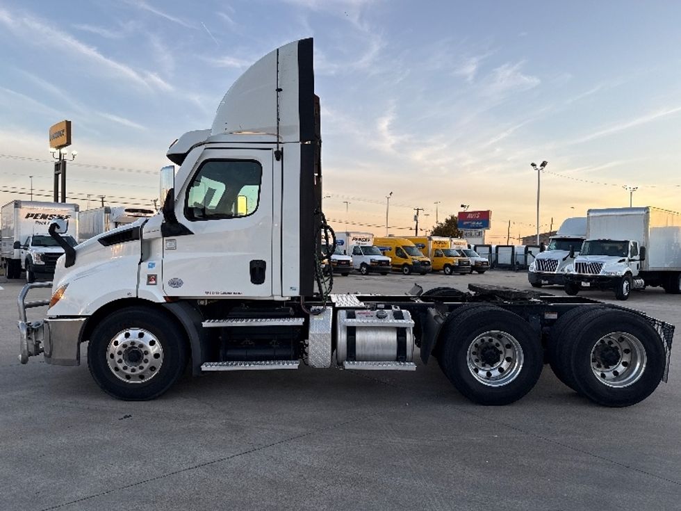 Day Cab Tractor-Heavy Duty Tractors-Freightliner-2021-T11664ST-Arlington-TX-583,746\n\t\tmiles-$ 40,000 - Image 4