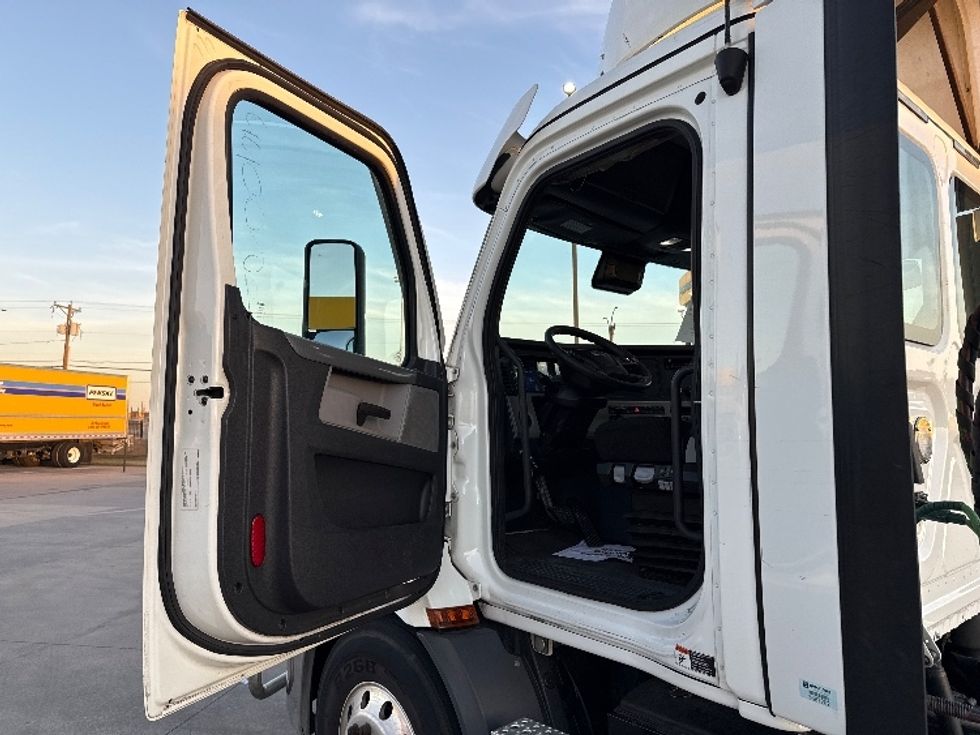 Day Cab Tractor-Heavy Duty Tractors-Freightliner-2021-T11664ST-Arlington-TX-583,746\n\t\tmiles-$ 40,000 - Image 9