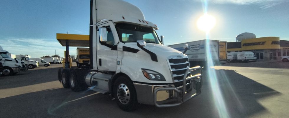 Day Cab Tractor-Heavy Duty Tractors-Freightliner-2021-T11664ST-Arlington-TX-635,080\n\t\tmiles-$ 34,250 - Image 1
