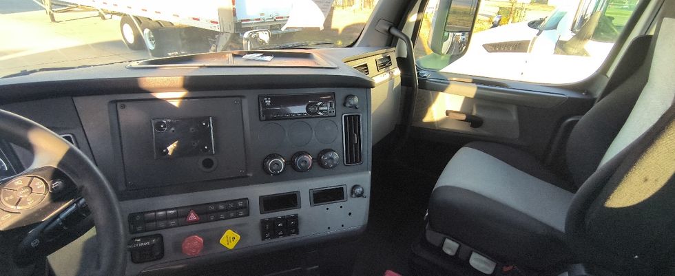 Day Cab Tractor-Heavy Duty Tractors-Freightliner-2021-T11664ST-Arlington-TX-635,080\n\t\tmiles-$ 34,250 - Image 10