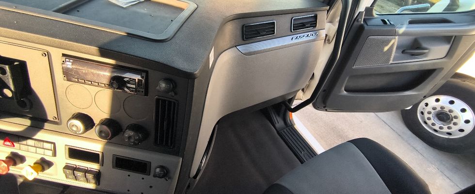 Day Cab Tractor-Heavy Duty Tractors-Freightliner-2021-T11664ST-Arlington-TX-635,080\n\t\tmiles-$ 34,250 - Image 13