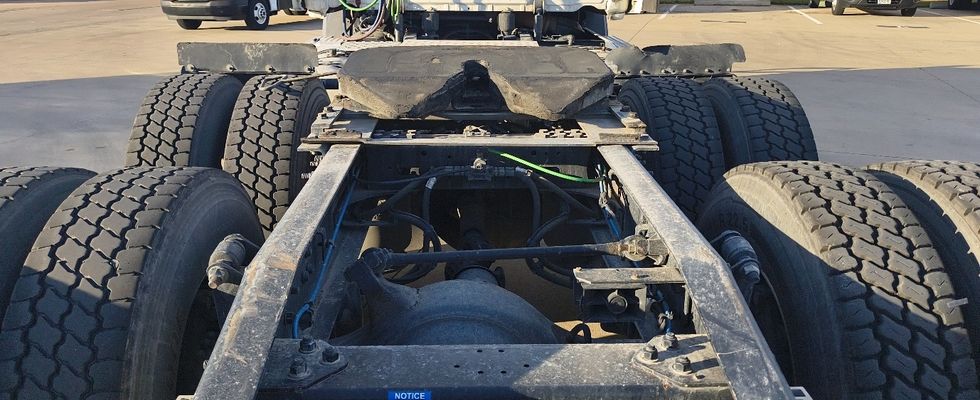 Day Cab Tractor-Heavy Duty Tractors-Freightliner-2021-T11664ST-Arlington-TX-635,080\n\t\tmiles-$ 34,250 - Image 6