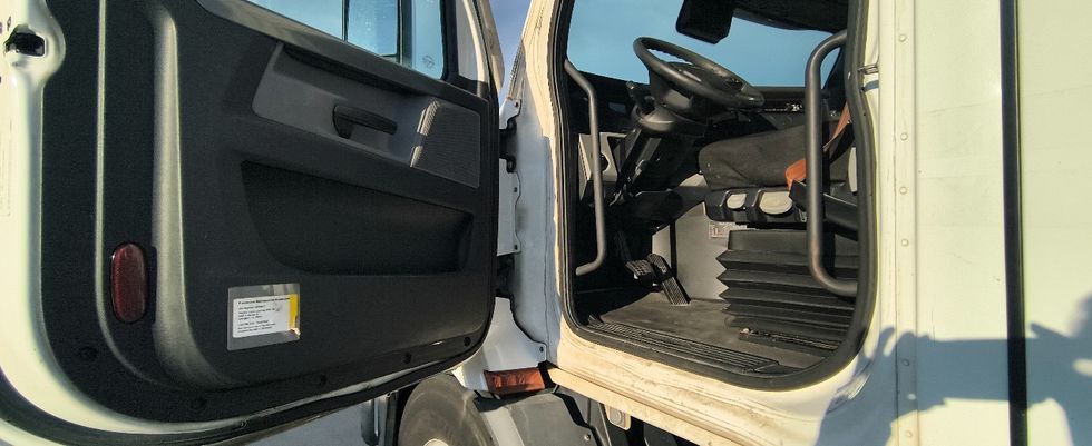 Day Cab Tractor-Heavy Duty Tractors-Freightliner-2021-T11664ST-Arlington-TX-635,080\n\t\tmiles-$ 34,250 - Image 9