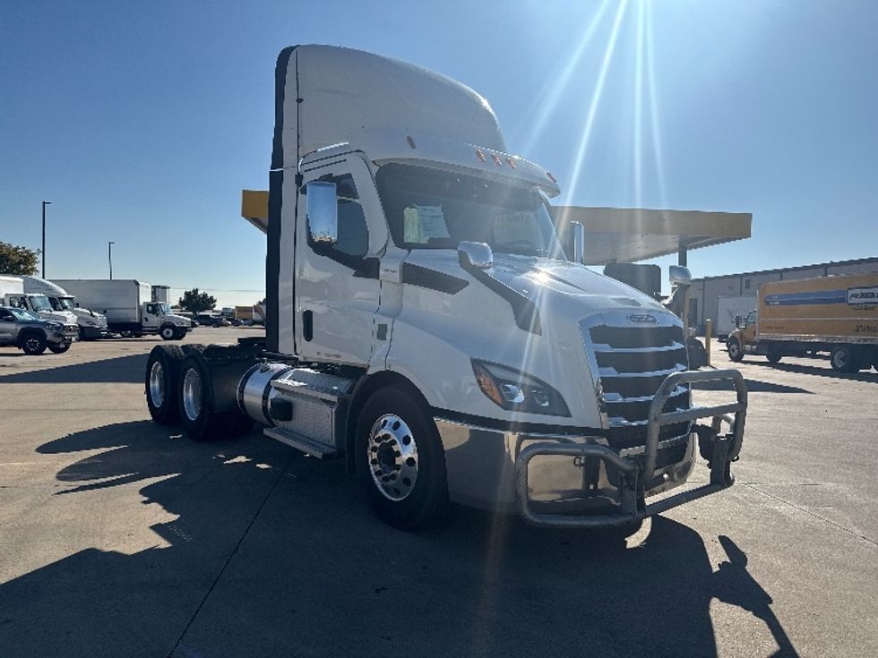Day Cab Tractor-Heavy Duty Tractors-Freightliner-2021-T11664ST-Arlington-TX-656,838\n\t\tmiles-$ 30,250 - Image 1