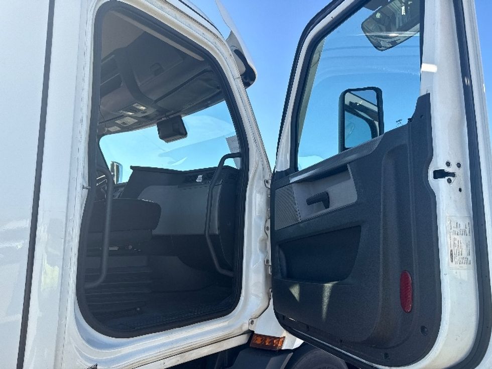 Day Cab Tractor-Heavy Duty Tractors-Freightliner-2021-T11664ST-Arlington-TX-656,838\n\t\tmiles-$ 30,250 - Image 12