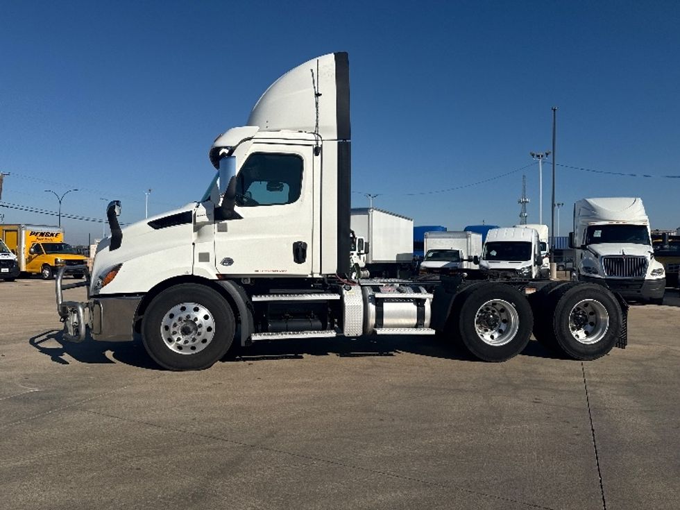 Day Cab Tractor-Heavy Duty Tractors-Freightliner-2021-T11664ST-Arlington-TX-656,838\n\t\tmiles-$ 30,250 - Image 4