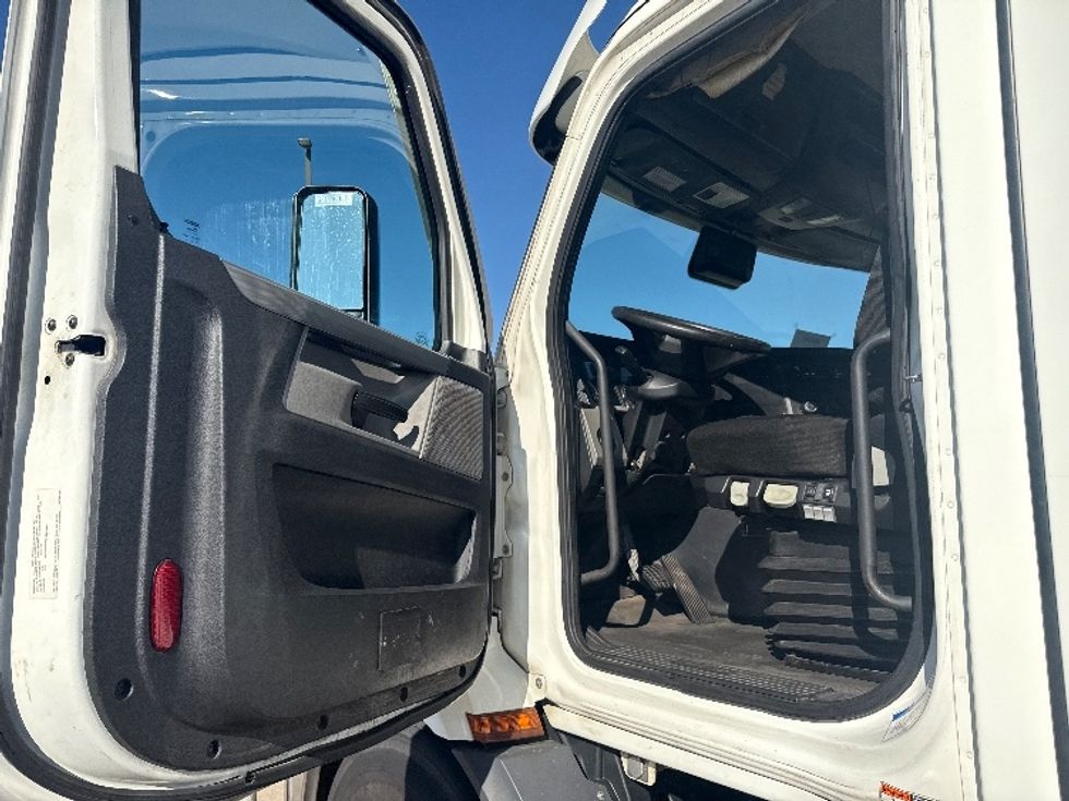 Day Cab Tractor-Heavy Duty Tractors-Freightliner-2021-T11664ST-Arlington-TX-656,838\n\t\tmiles-$ 30,250 - Image 9