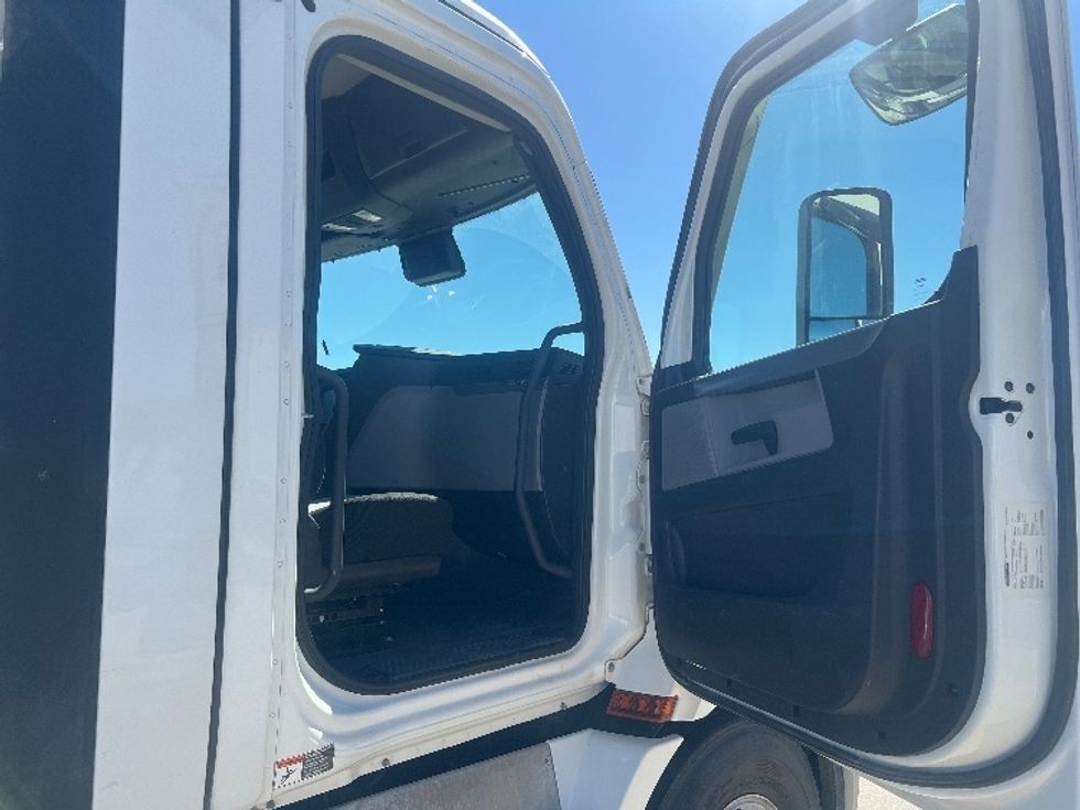 Day Cab Tractor-Heavy Duty Tractors-Freightliner-2021-T11664ST-Baton Rouge-LA-579,098\n\t\tmiles-$ 53,000 - Image 12