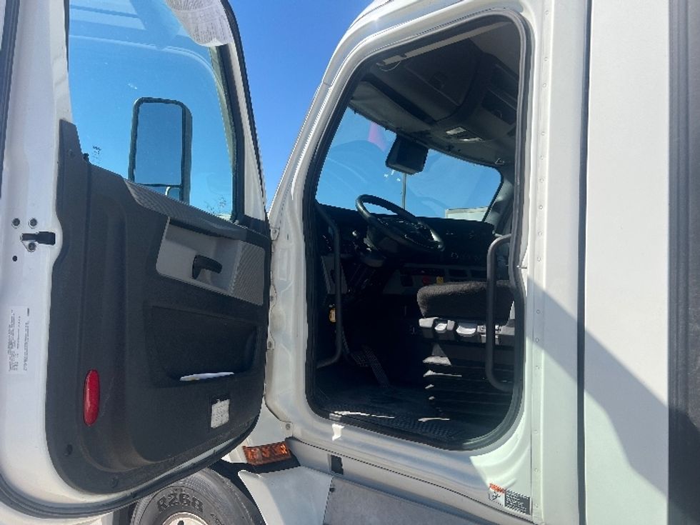 Day Cab Tractor-Heavy Duty Tractors-Freightliner-2021-T11664ST-Baton Rouge-LA-579,098\n\t\tmiles-$ 53,000 - Image 9