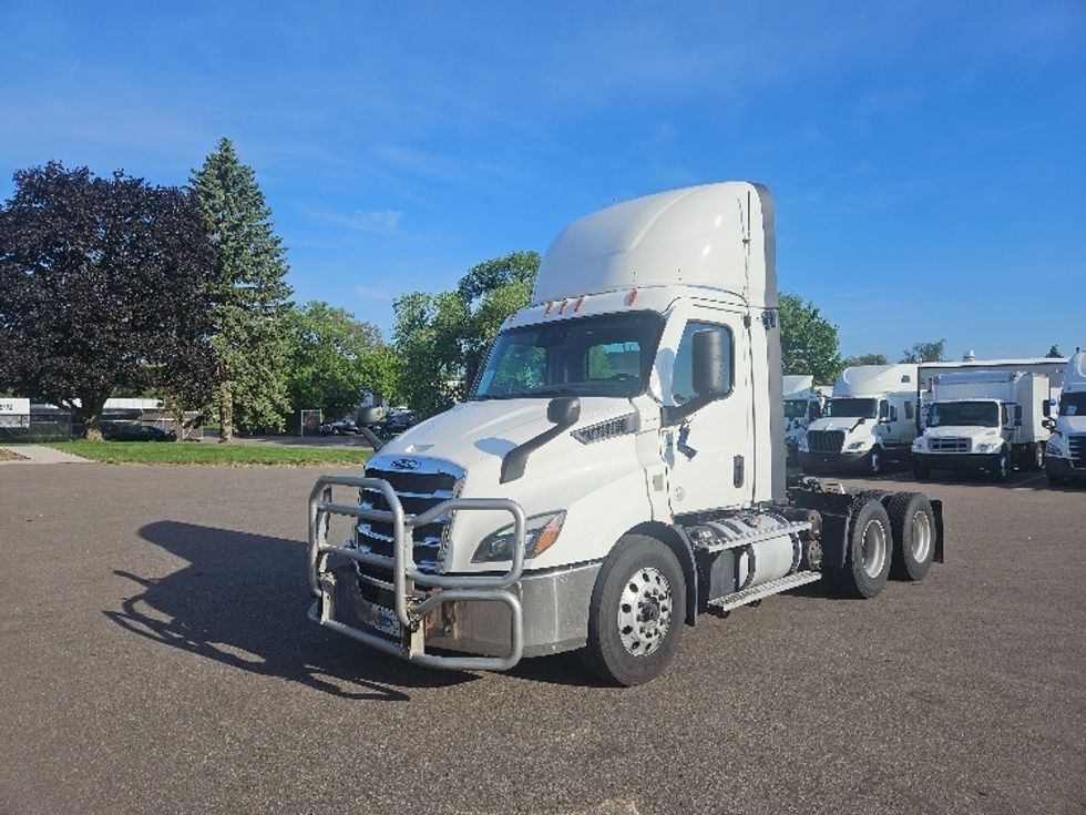 Day Cab Tractor-Heavy Duty Tractors-Freightliner-2021-T11664ST-Brooklyn Park-MN-370,971\n\t\tmiles-$ 52,750 - Image 1