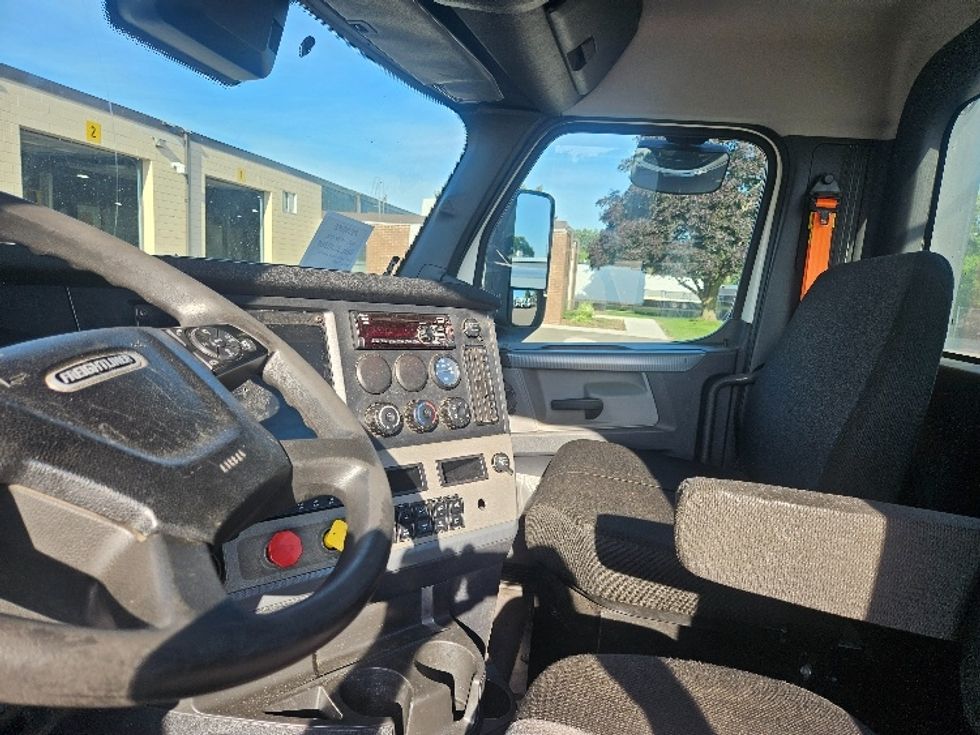 Day Cab Tractor-Heavy Duty Tractors-Freightliner-2021-T11664ST-Brooklyn Park-MN-370,971\n\t\tmiles-$ 52,750 - Image 10