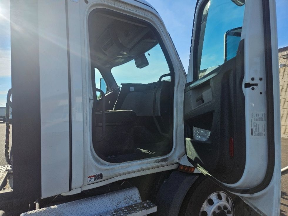 Day Cab Tractor-Heavy Duty Tractors-Freightliner-2021-T11664ST-Brooklyn Park-MN-370,971\n\t\tmiles-$ 52,750 - Image 12
