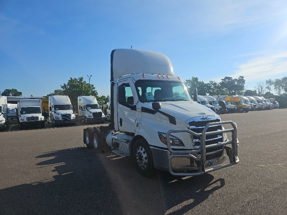 Day Cab Tractor-Heavy Duty Tractors-Freightliner-2021-T11664ST-Brooklyn Park-MN-370,971\n\t\tmiles-$ 52,750 - Image 3