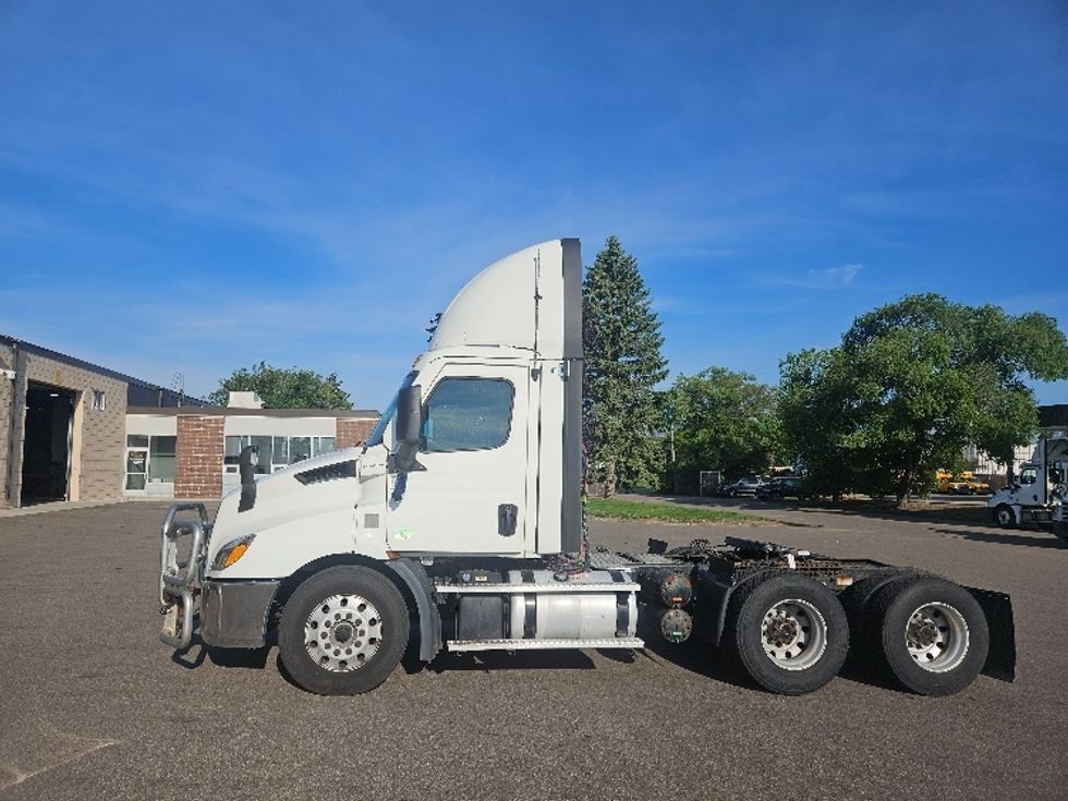 Day Cab Tractor-Heavy Duty Tractors-Freightliner-2021-T11664ST-Brooklyn Park-MN-370,971\n\t\tmiles-$ 52,750 - Image 4